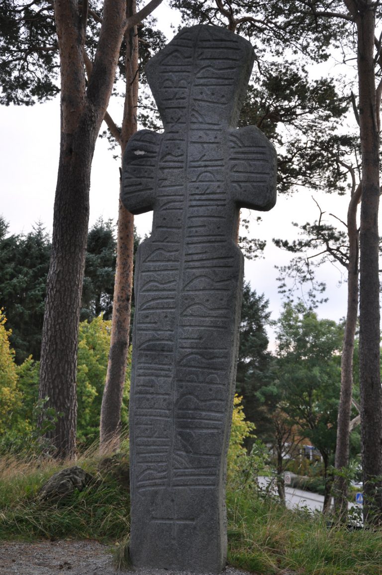 Runesteiner med Sola historie risset inn